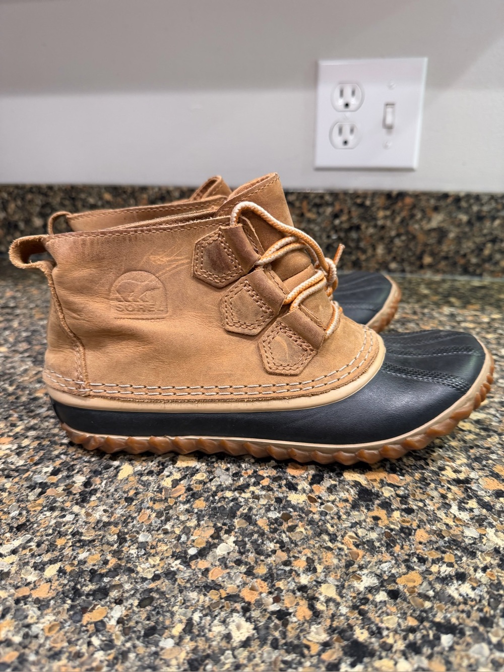 Sorel ladies 6 Tan and Black Waterproof Duck Boots